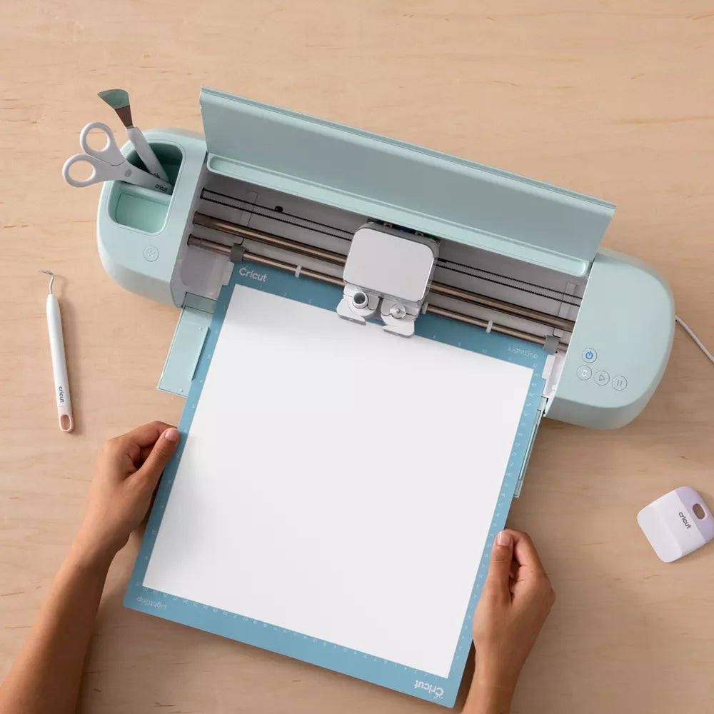 ورق فينيل قابل للإزالة من Cricut Premium - 30.5 × 122 سم/ أبيض